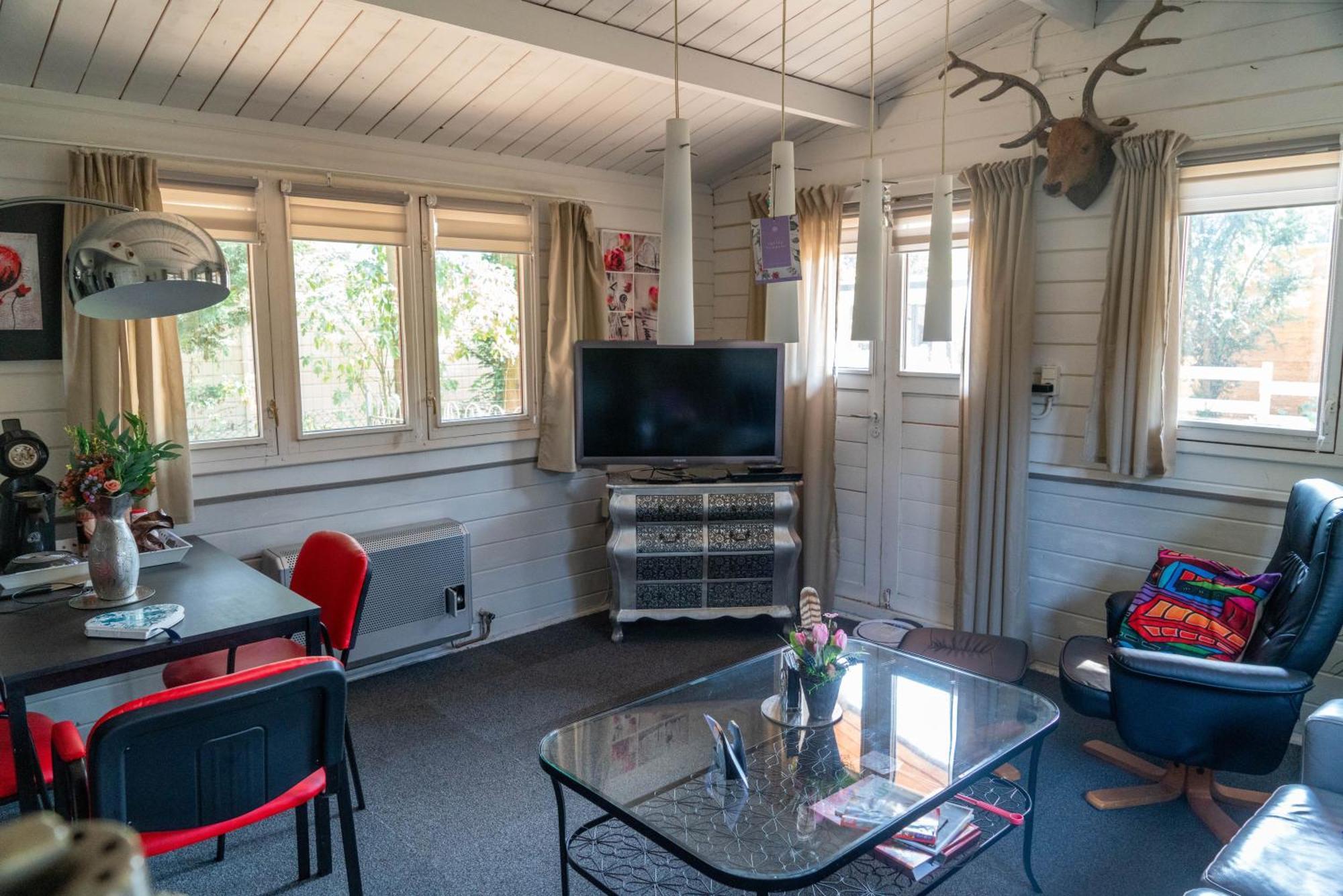 Chalet Op Een Rustig Park In De Natuur Putten Εξωτερικό φωτογραφία